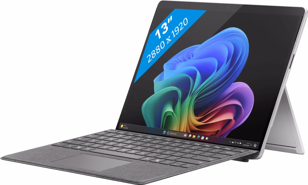 Een schuin vooraanzicht van de Microsoft Surface Pro 11 in Platinum met het 13 inch OLED-display (2880 x 1920), aangesloten op een grijs keyboard, waarbij de Windows 11-interface en de geïntegreerde kickstand zichtbaar zijn.