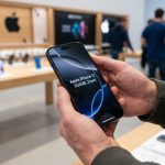 Man houdt Apple iPhone 17 256GB Zwart vast in store